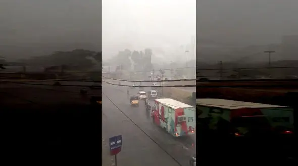 سقوط تابلوی تبلیغاتی روی سر موتورسوار بدشانس + فیلم