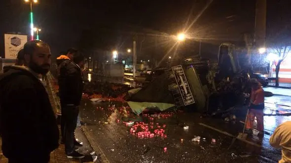 واژگونی کامیون حامل گوجه فرنگی در شیراز