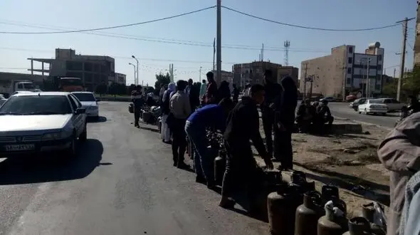 40 درصد از شهر زاهدان گاز کشی نشده است/ صف های بلند مردمی برای دریافت گاز