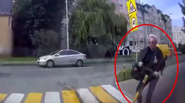 ببینید / تصادف راننده با مرد اسکوتر سوار در تقاطع 