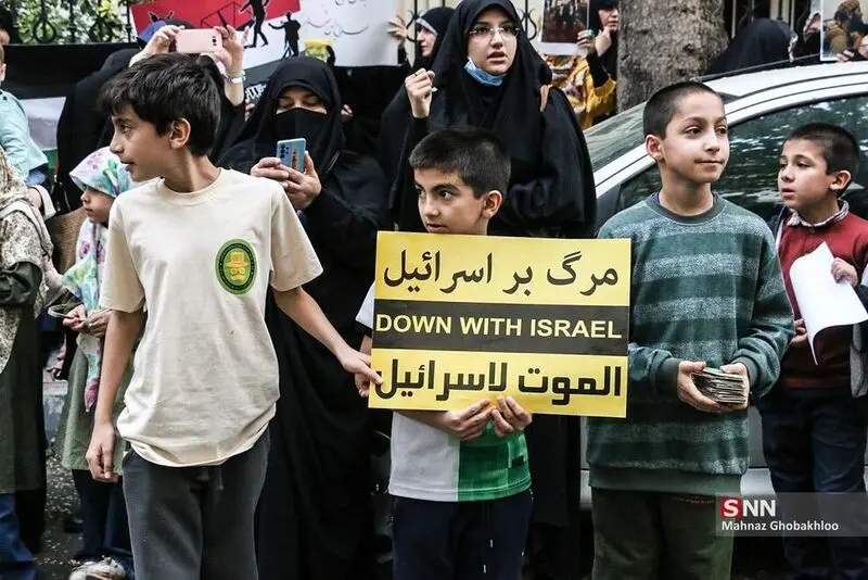 تجمع معترضان در مقابل سفارت مجارستان در تهران 