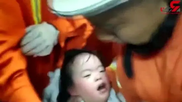 فیلم لحظه نجات دادن یک کودک از ماشین لباسشویی / سهل انگاری مادر به خیر گذشت