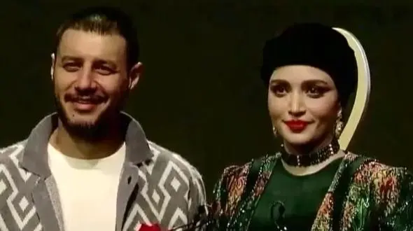 فیلم/ لحظه درخشان اعلام جایزه بهنوش طباطبایی به عنوان بهترین خانم بازیگر  توسط جواد عزتی/تندیس رو تقدیم به  ...