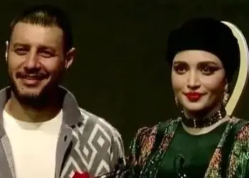 فیلم/ لحظه درخشان اعلام جایزه بهنوش طباطبایی به عنوان بهترین خانم بازیگر  توسط جواد عزتی/تندیس رو تقدیم به  ...