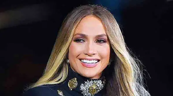 ژست ساده و بامزه جنیفر لوپز در کنار فرزندانش