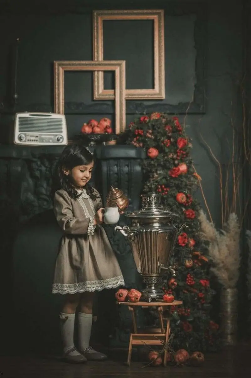 ژست عکس یلدا کودک | ژست عکس شب یلدا 1404 برای کودکان دخترانه و پسرانه آتلیه ای و در خانه