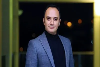 فیلم ها /  احسان کرمی قبل و بعد مهاجرت / در ایران دفاع از مدافعان حرم و حضور در جشنواره فیلم فجر و تبریک پیروزی انقلاب و بعد از مهاجرت به امریکا