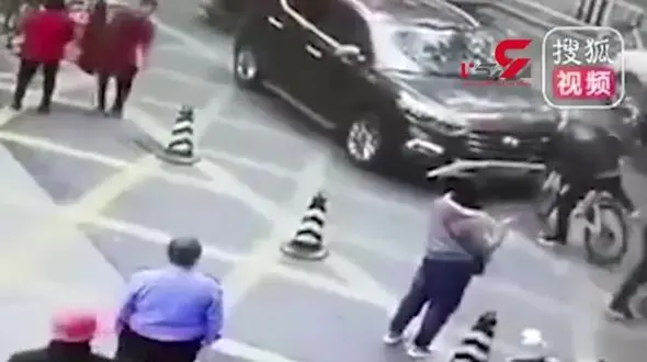 نقشه پلید یک دوچرخه سوار برای راننده خودرو + فیلم 