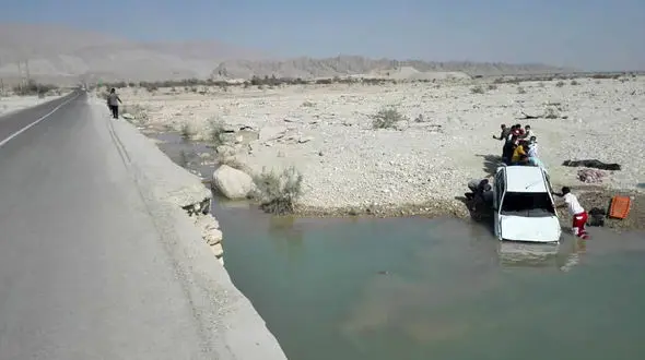 مرگ وحشتناک زوج جوان و دختربچه شان در سقوط پراید داخل آب + عکس صحنه مرگ