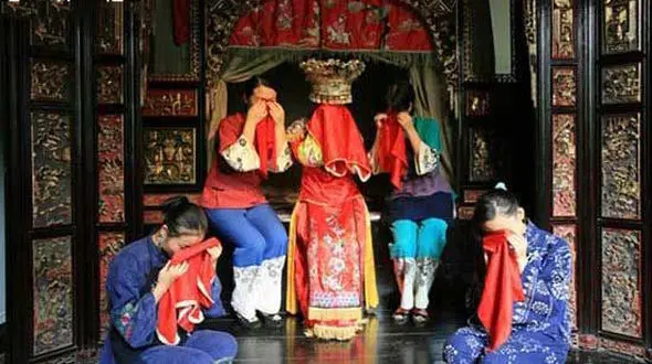 رسم عجیب کتک خوردن دختران چینی در شب عروسی +عکس