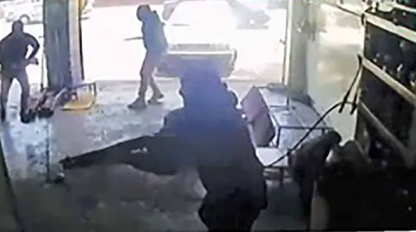 فیلم بازسازی صحنه تیرباران مرد کرجی توسط میثم بید و همدستانش / میثم بید با گلوله پلیس کشته شد 