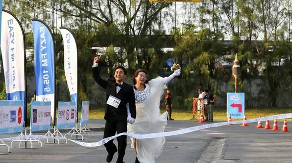  عروس و داماد با لباس جشن دویدند تا جایزه بگیرند!+ تصاویر