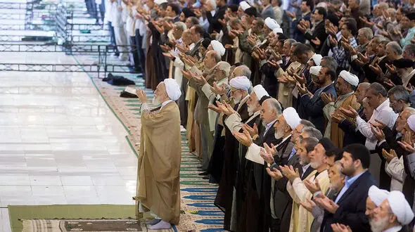  یک زن معترض در صف اول  مردان در نمازجمعه تهران !