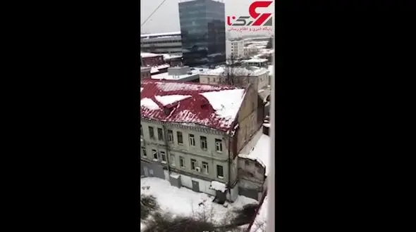 سقوط وحشتناک یک کارگر از ساختمان / زنده ماندن وی معجزه بود +فیلم