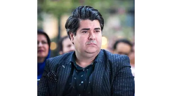 شباهت عجیب سالار عقیلی  به مادر زیبایش ! +  عکس مادر و همسر جذاب آقای خواننده !
