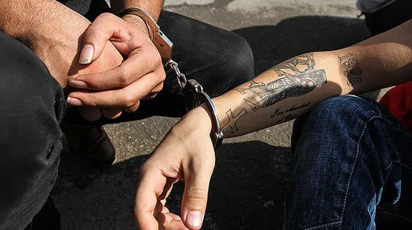 آرایشگر زن، مردان را خالکوبی می‌کرد