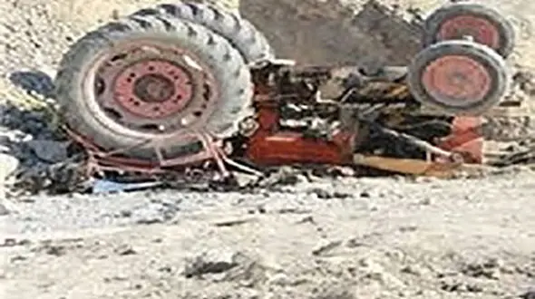 واژگونی تراکتور جان دو کودک را گرفت+عکس