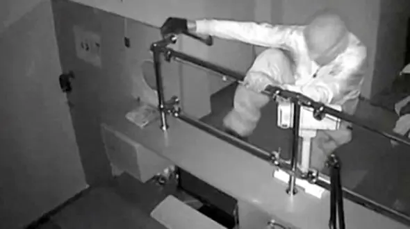 عکس هایی از زمین خوردن دزد بدشانس در مترو