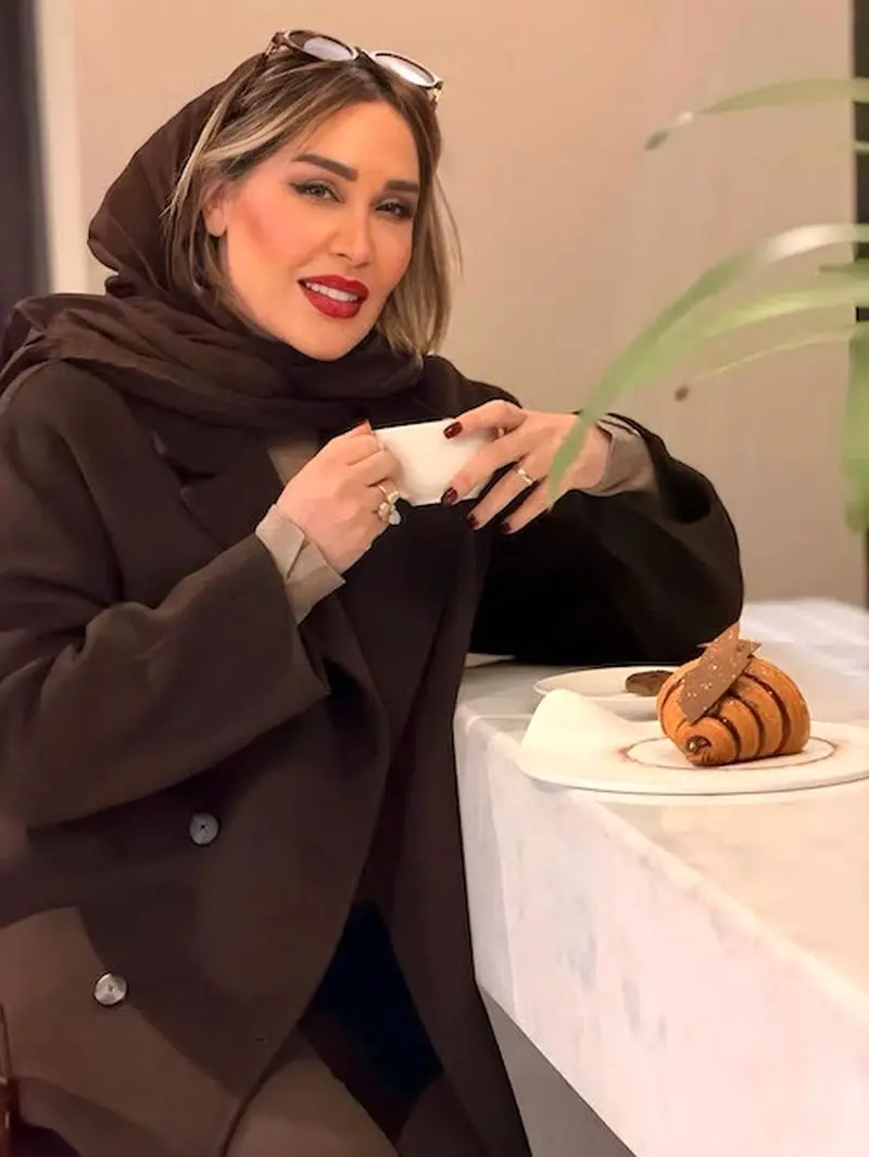 استایل قهوه‌ای سارا منجزی‌پور