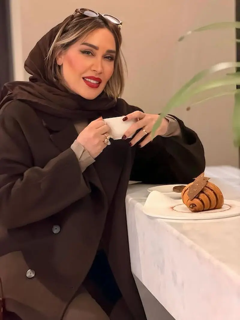 استایل قهوه‌ای سارا منجزی‌پور