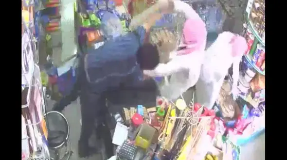 حمله وحشیانه 2 جوان سعودی با قمه به صاحب یک فروشگاه+فیلم