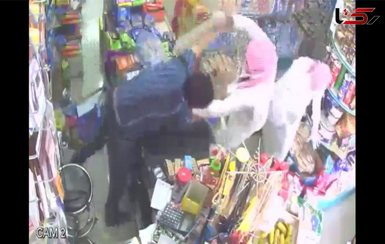 حمله وحشیانه 2 جوان سعودی با قمه به صاحب یک فروشگاه+فیلم