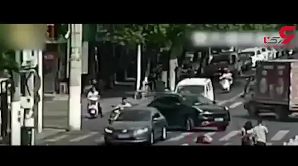 دو تصادف شدید اسکوترسوار ناشی در کمتر از ۲۰ ثانیه! + فیلم  / چین