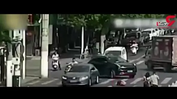 دو تصادف شدید اسکوترسوار ناشی در کمتر از ۲۰ ثانیه! + فیلم  / چین