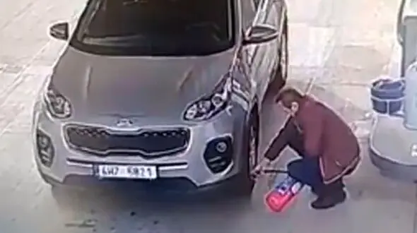باد زدن لاستیک خودرو با کپسول آتش نشانی! + فیلم 