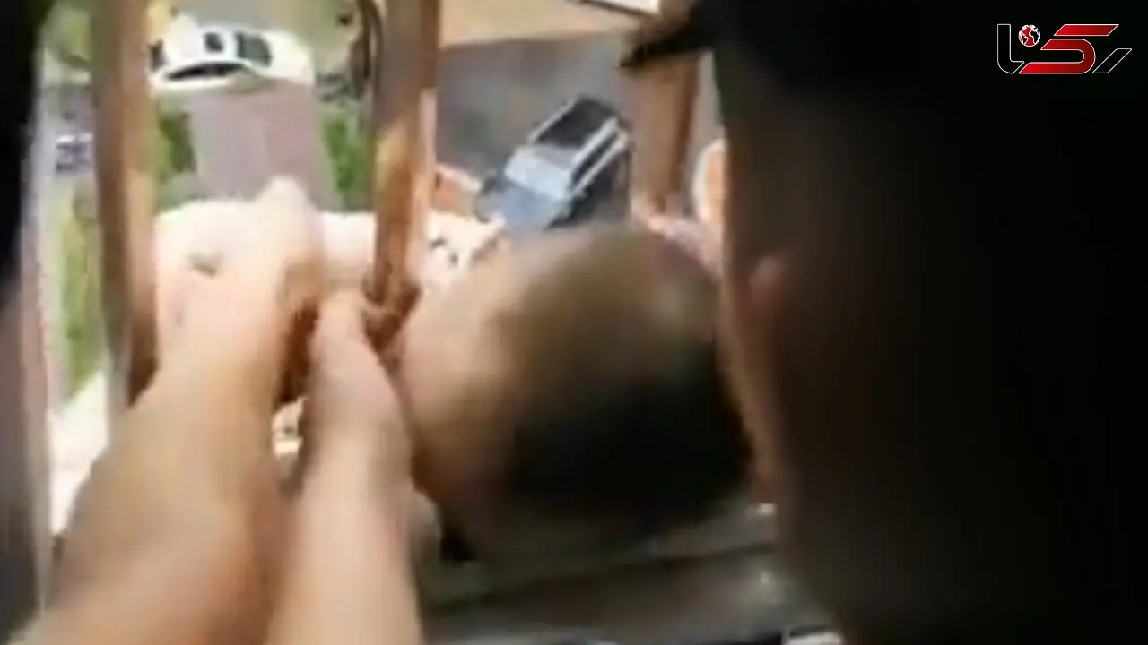فیلم گیر کردن سر پسربچه تپلو بین نرده های پنجره آشپزخانه گیر کرده بود / بین زمین و هوا آویزان بود