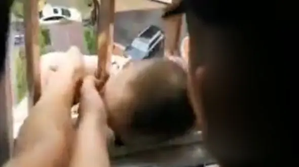 فیلم گیر کردن سر پسربچه تپلو بین نرده های پنجره آشپزخانه گیر کرده بود / بین زمین و هوا آویزان بود