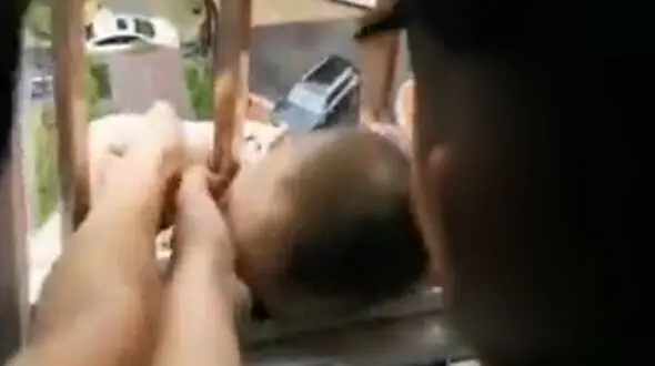 فیلم گیر کردن سر پسربچه تپلو بین نرده های پنجره آشپزخانه گیر کرده بود / بین زمین و هوا آویزان بود