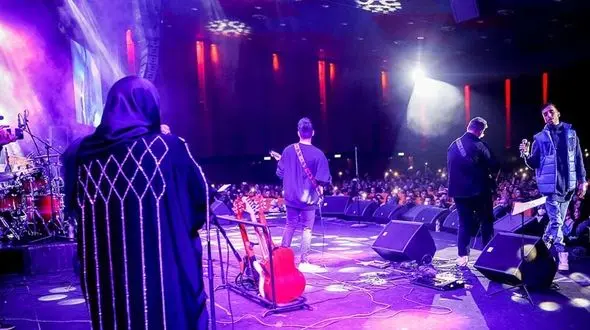 مجوز برای اولین خواننده زن در برج میلاد با حضور مردان! / روم زوم کنی کولاک کرد !