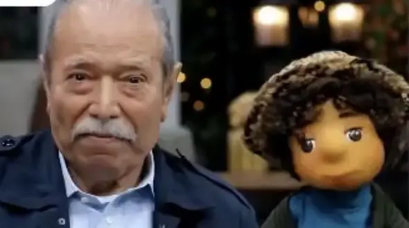  ببینید /  آواز خوانی پر از گاف منشوری  علی نصیریان در مهمونی ! + فیلم