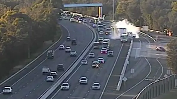 فیلم لحظه نجات معجزه آسای 20 دانش آموز در اتوبوس مدرسه + عکس