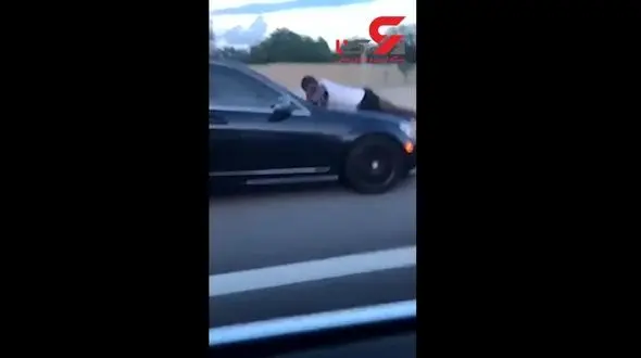 صحنه هولناک چسبیدن یک مرد روی کاپوت شاسی بلند با سرعت بالا +  فیلم