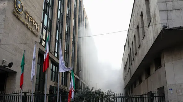  اولین تصاویر از ورود آتش نشانان به کانون آتش سوزی در ساختمان وزارت نیرو در دمای 250 درجه  +فیلم