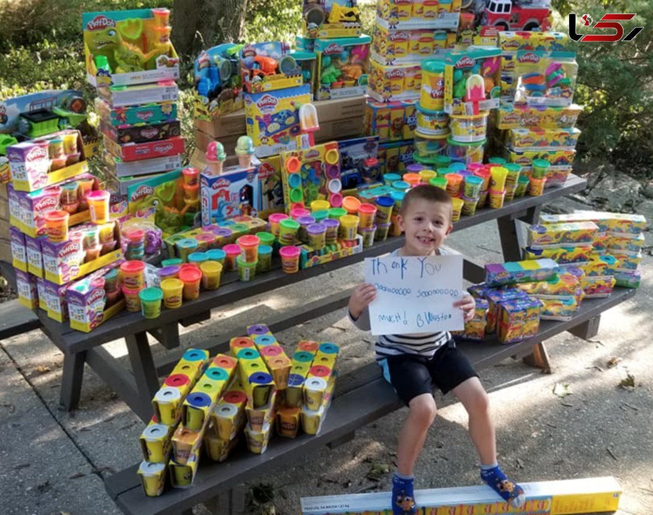 اهدای هزاران اسباب بازی پسر سرطانی به کودکان بیمار+عکس