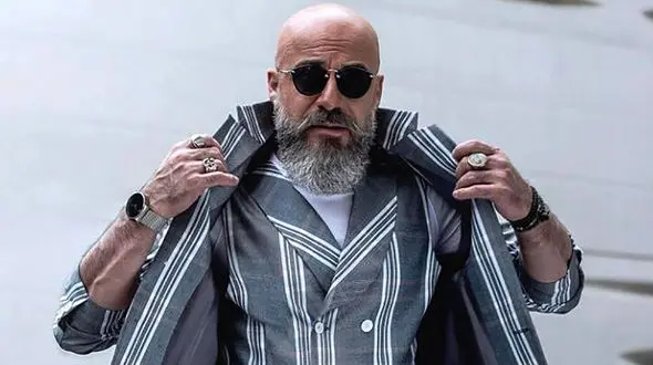 شباهت عجیب امیر آقایی به پدرش 