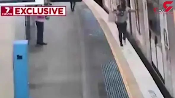 صحنه‌ هولناک گیر افتادن مسافر مترو لای در قطار+فیلم