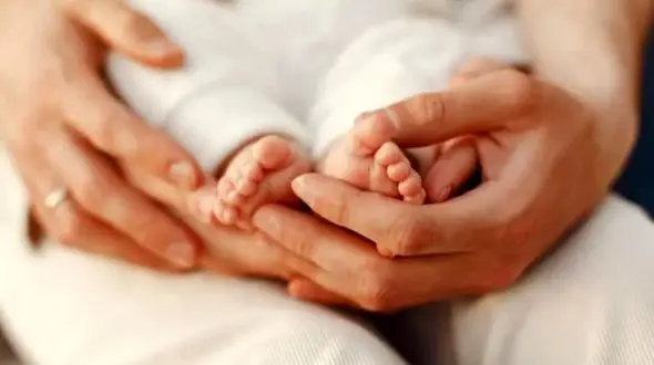 عکس / تولد حیرت انگیز  دختر عجیب الخلقه با 4 پا !