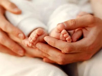 عکس / تولد حیرت انگیز  دختر عجیب الخلقه با 4 پا !