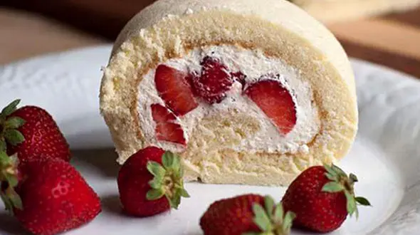 طرز پخت رولت توت فرنگی با عطر وانیل