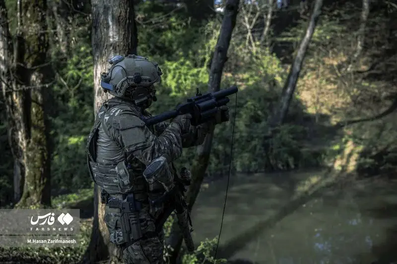 تمرین و آموزش های تخصصی رزم در جنگل توسط بسیجیان یگان ویژه فاتحین تهران بزرگ در جنگل‌های شمال کشور