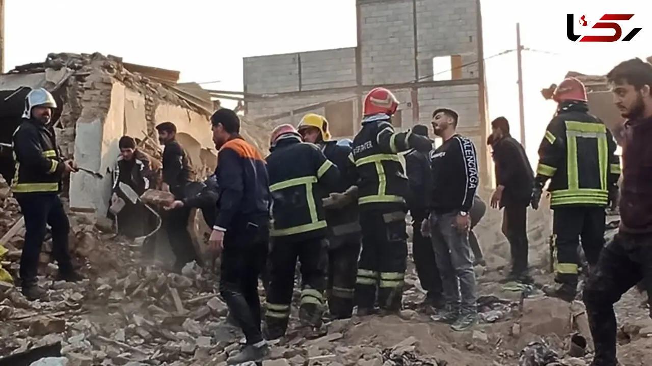  تخریب یک منزل مسکونی بر اثر انفجار گاز / 4 نفر روانه بیمارستان شدند+ عکس 