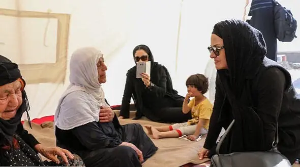 گریه بازیگر زن در میان زلزله زدگان +عکس