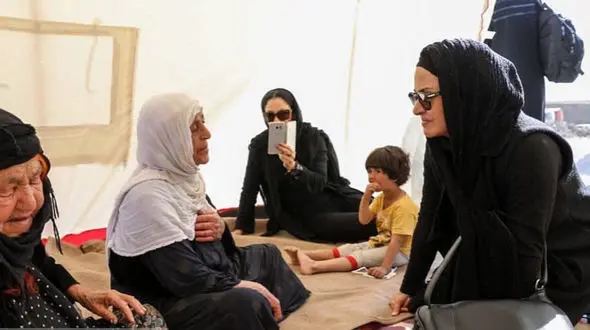 گریه بازیگر زن در میان زلزله زدگان +عکس