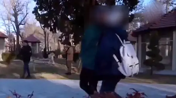  فیلم رفتار زننده  دختر و پسری در شبکه نسیم  /  تعلیق مدیر پخش شبکه نسیم !