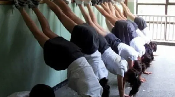 قوانین عجیب مدارس در برخی کشورهای جهان + تصاویر 