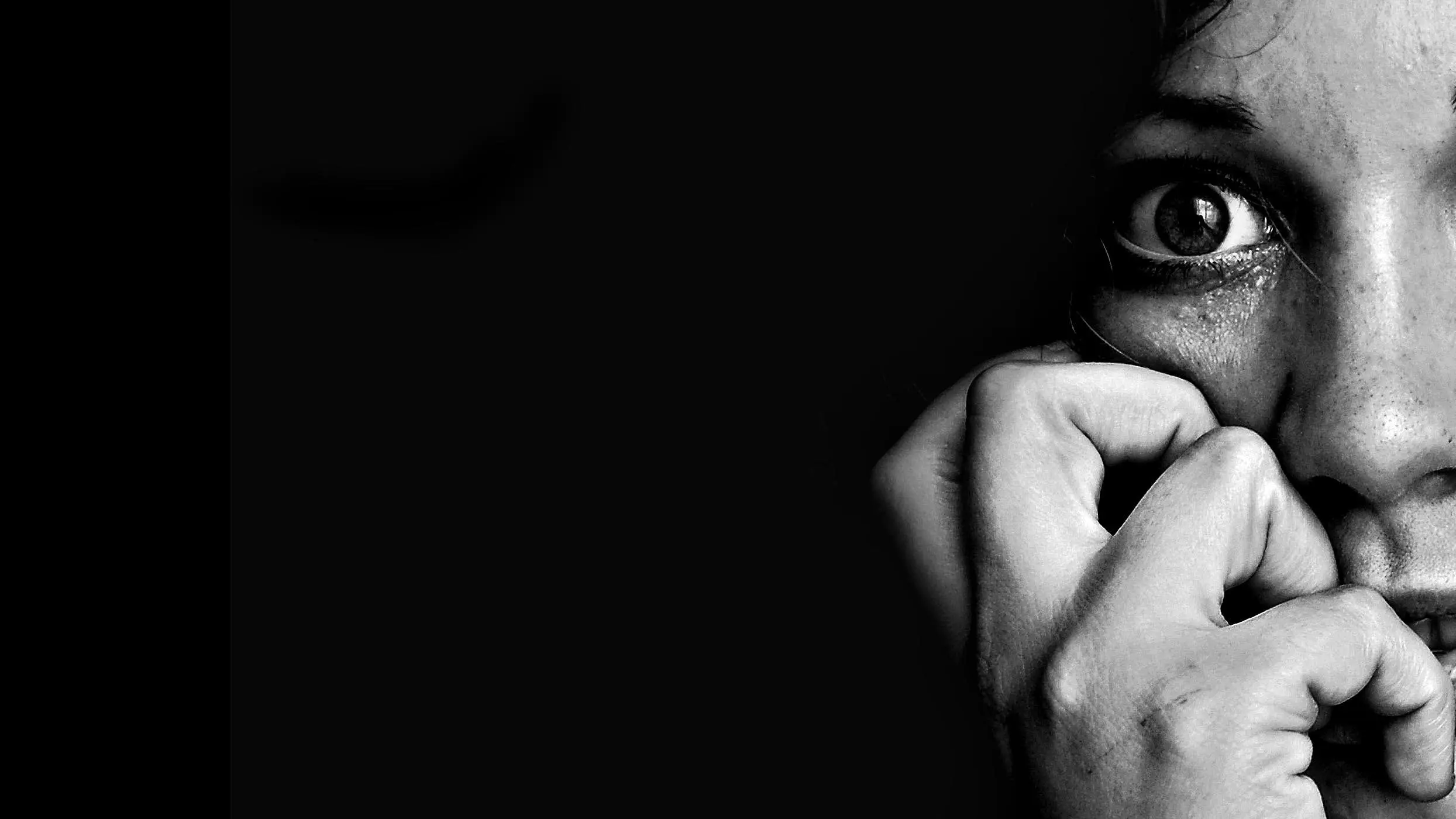 Лицо которое боится. Человек боится. Лицо которое боится. Испуг мимика. Сселоаек в замкнутом пространстве.